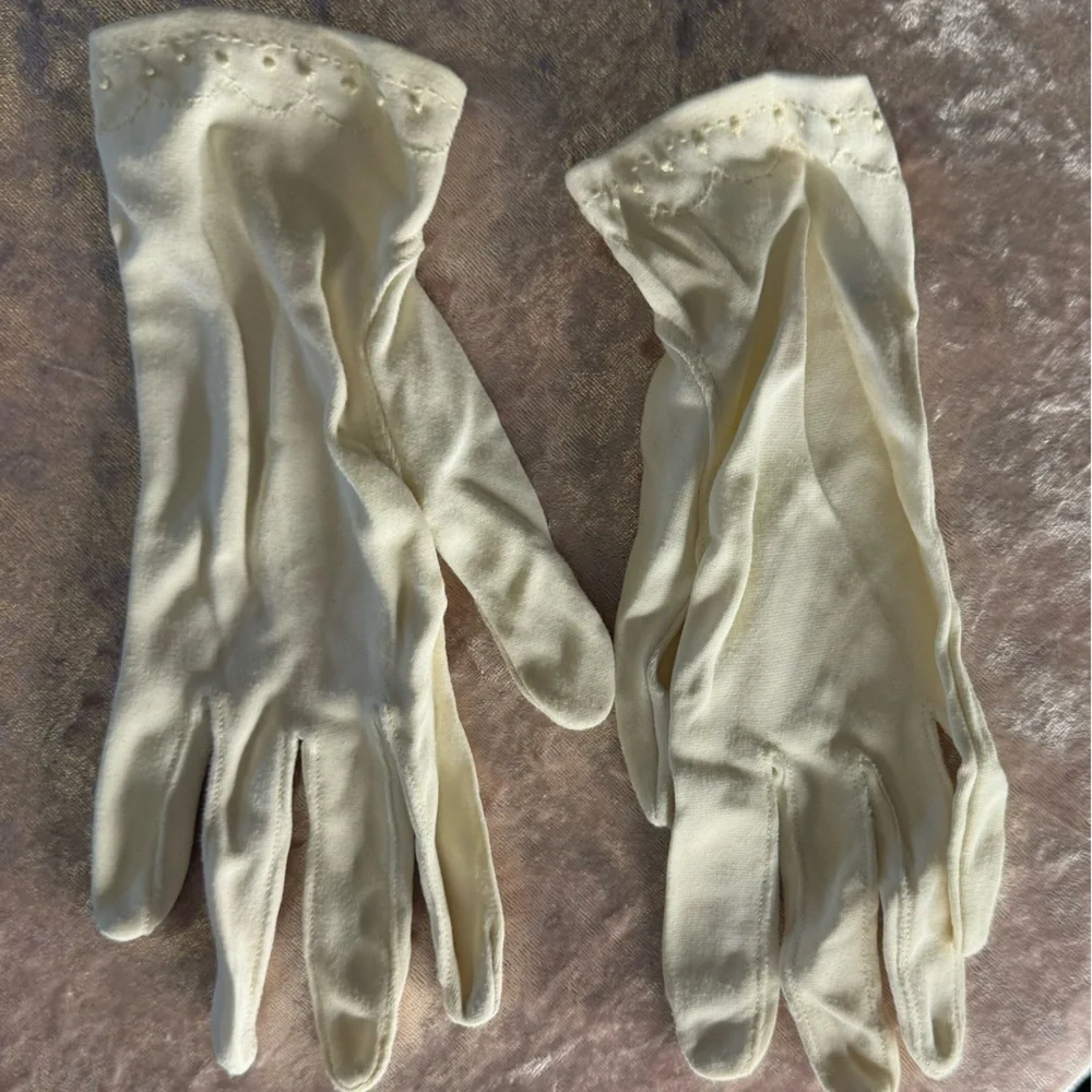Vintage creamcolored gloves. #7